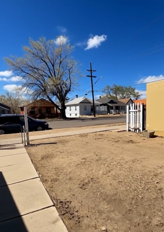 Building Photo - 801 E 7th St