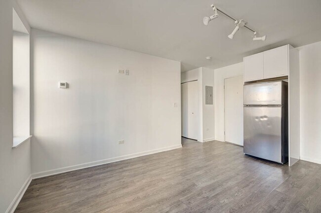 Building Photo - Gut-rehab 1 Bedroom unit in Uptown