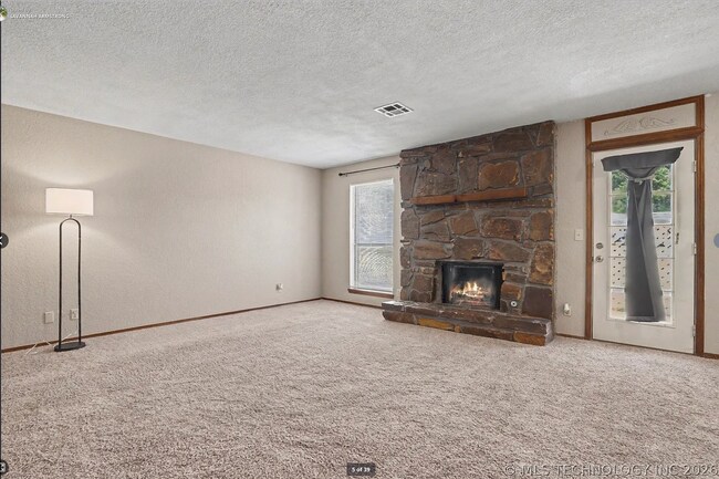 Foto del edificio - Charming 3-Bed Jenks Home Near Tulsa Hills – Large Corner Lot!