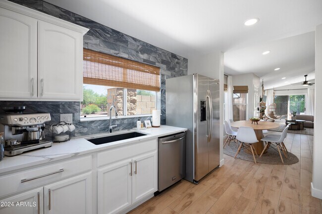 Foto del edificio - 4393 E Hartford Ave