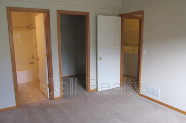 Building Photo - 4123 S Stonington Ln