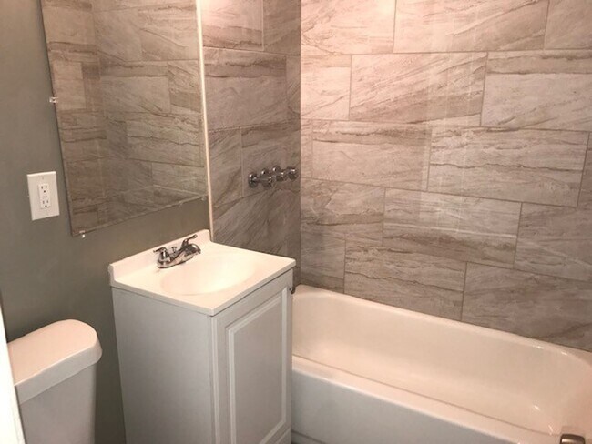 Foto del edificio - 2 bedroom 1 bath (Half off first months rent)