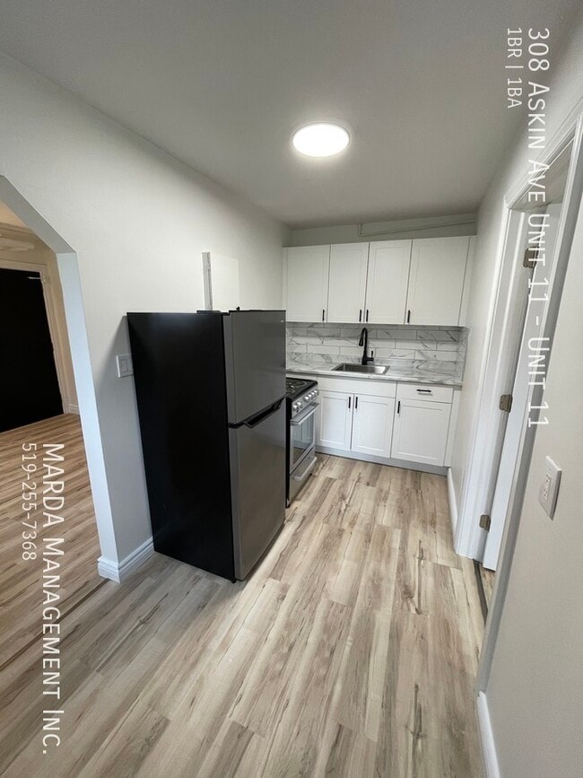 Building Photo - RENOVATED COZY 1 BED / 1 BATH + DEN NEAR U...