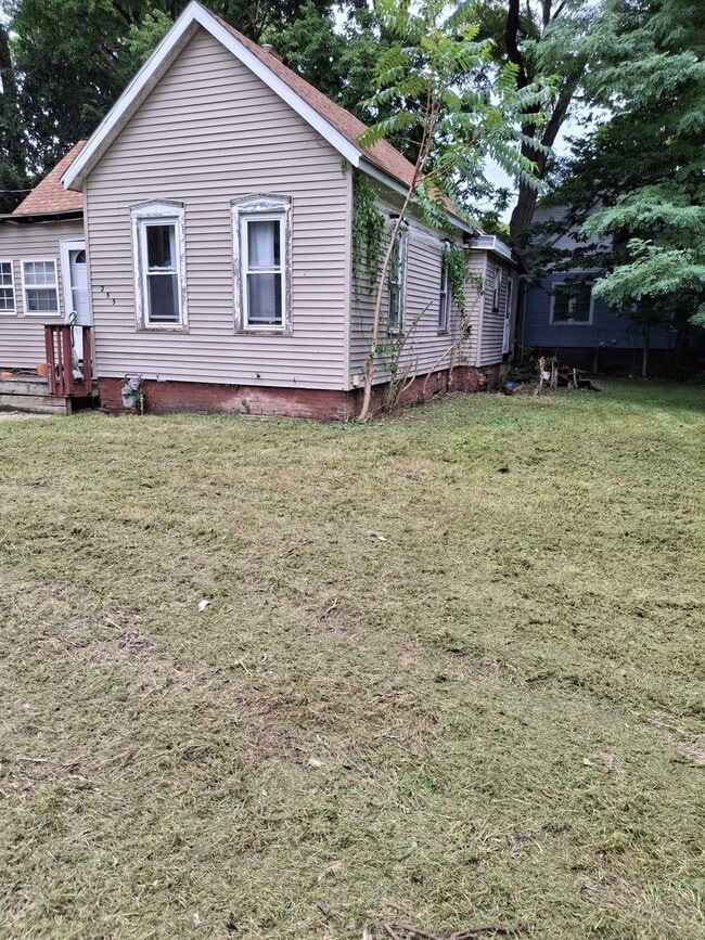 Building Photo - 253 Linneus Ave