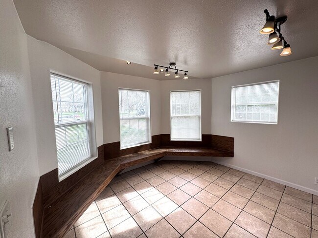 Building Photo - 2005 8th Ave N