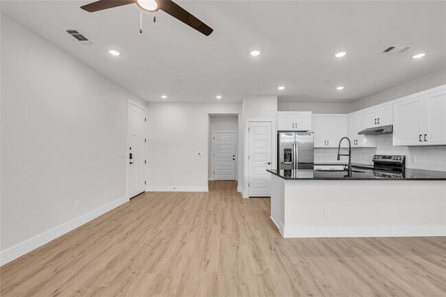 Foto del edificio - 9312 Curious Squirrel St