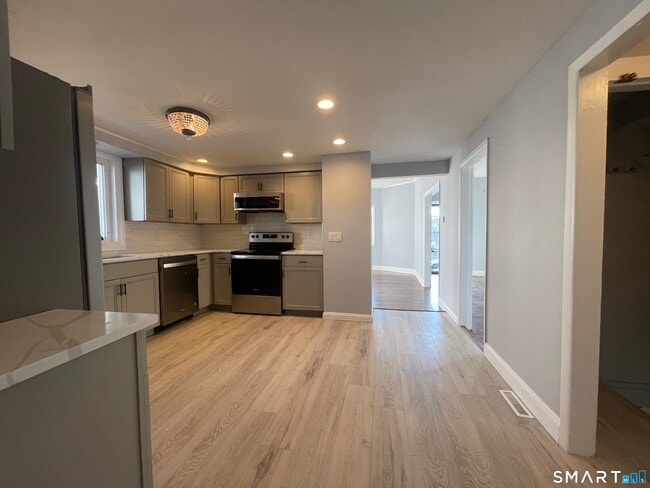 Building Photo - 87 Melrose Ave