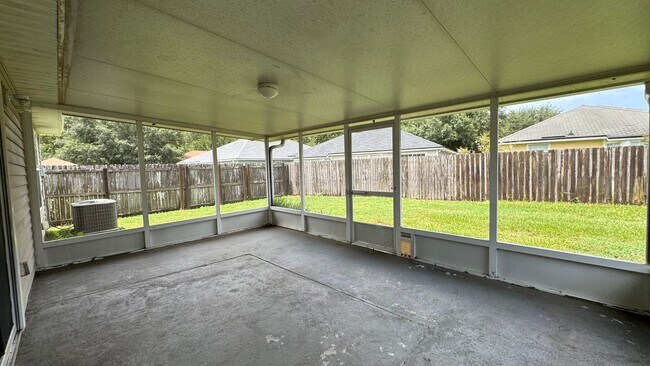 Building Photo - Charming & Convenient Home