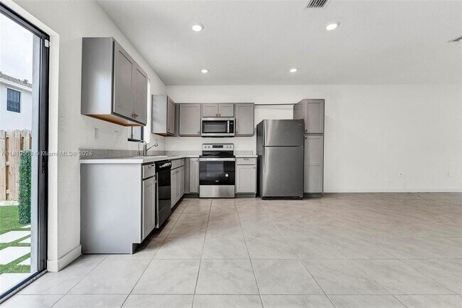 Building Photo - 450 NE 13th St