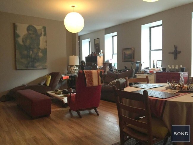 Foto del edificio - 303 E 8th St