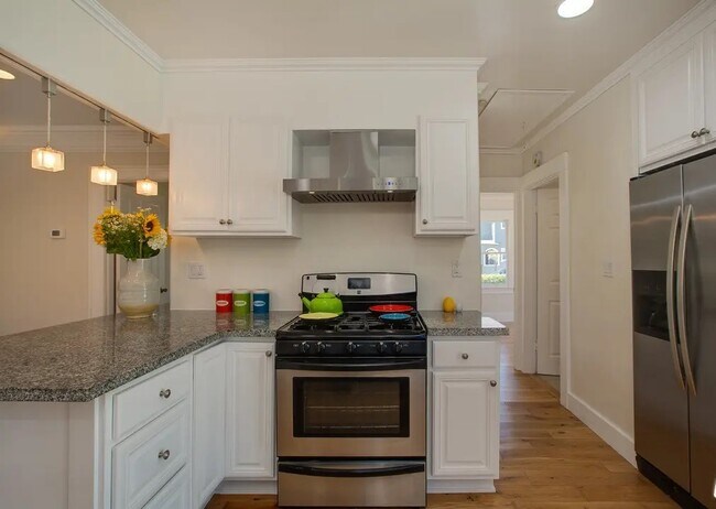 Foto del edificio - 1763 W 39th St