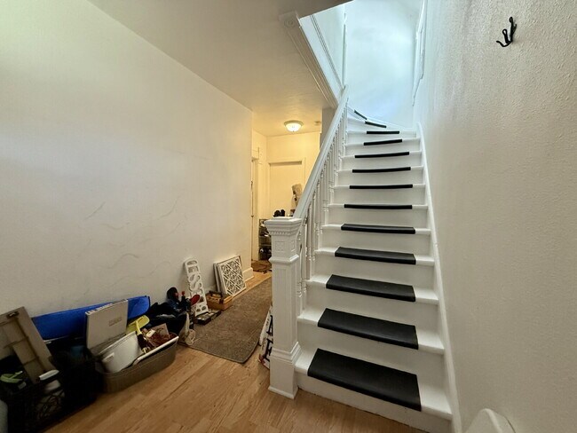 Building Photo - Spacious Upper, 1 bedroom, 1 bath, with bonus room