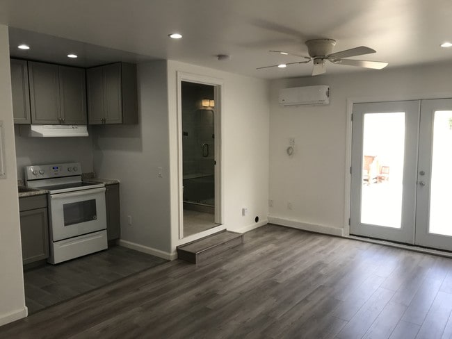 Entrada de doble puerta - 12418 Oxnard St