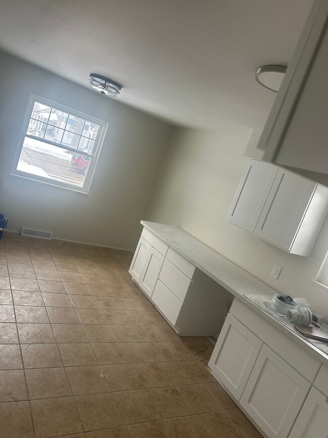 Building Photo - 2510 10th Ave