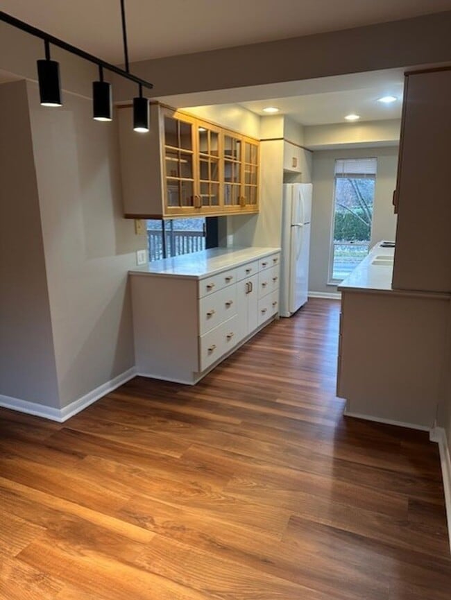 Building Photo - Two Bedroom Apartment for Rent - Marble Cliff/Grandview