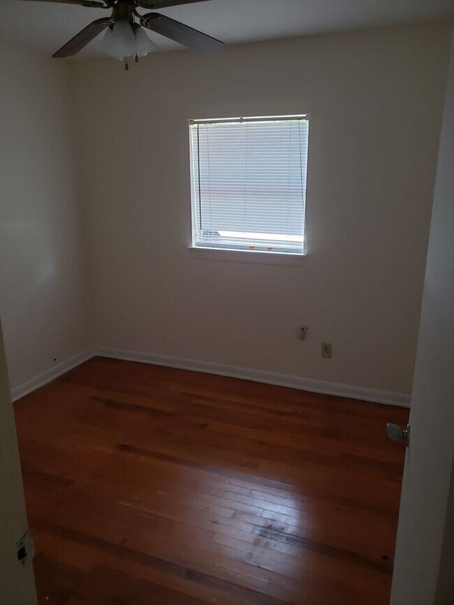 Building Photo - 3bedrooms 1 Bath Single Family Home In Spe...