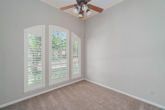 Building Photo - 415 Irvine Dr