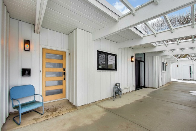 Building Photo - 2649 Crawford Ave