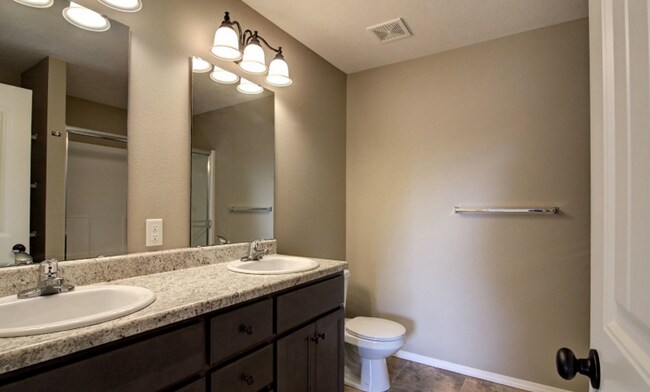 Foto del edificio - Beautiful 4 Bedroom Rental Home with fully fenced yard!