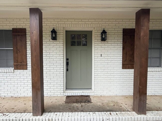 Building Photo - 2033 Doomar Dr