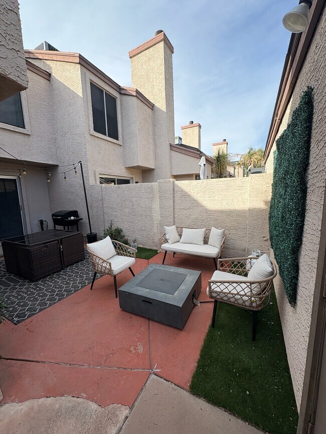 Patio que conecta la cocina y la sala de estar. - 3315 E Kelton Ln