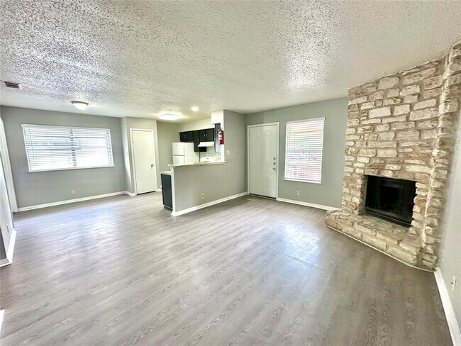 Building Photo - 9808 Roxanna Dr