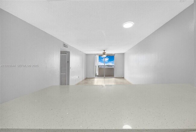 Foto del edificio - 1750 W 46th St