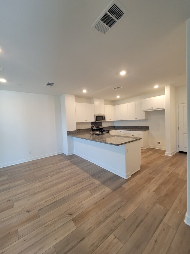 Open layout, bright and comfy - 15958 Lasselle St