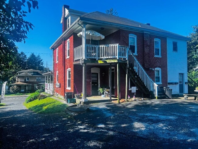Building Photo - 719 S Market St