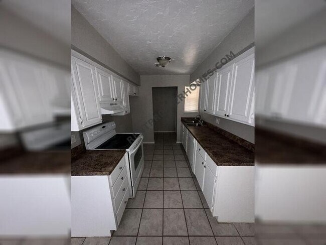 Building Photo - 305 W Campbell Drive Midwest City, OK 73110