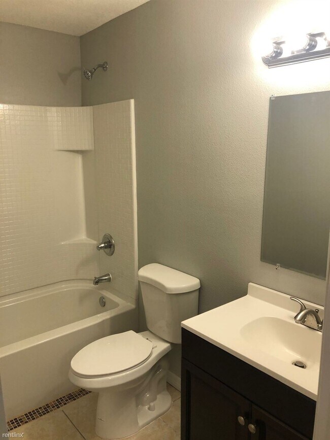 Building Photo - 2 br, 1.5 bath Townhome - 811 State Ave