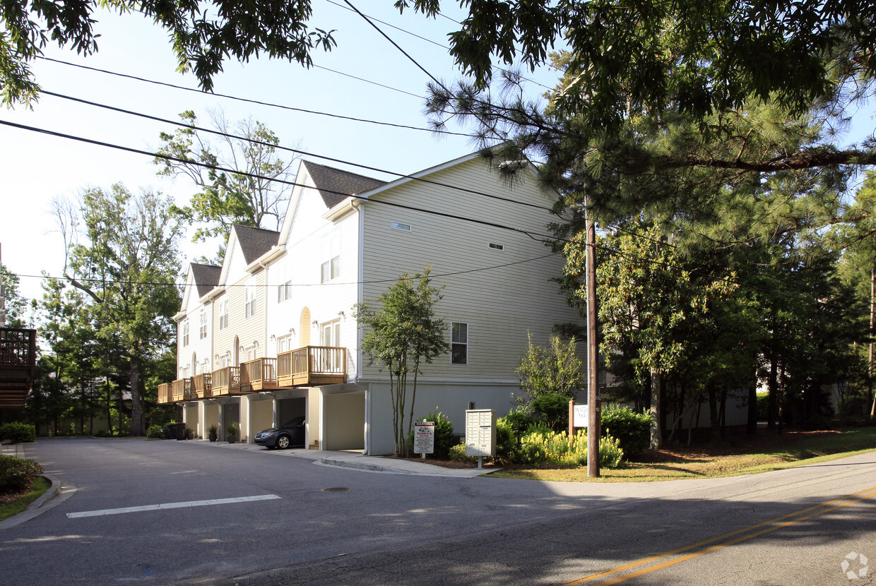 Building Photo - Willow Oaks