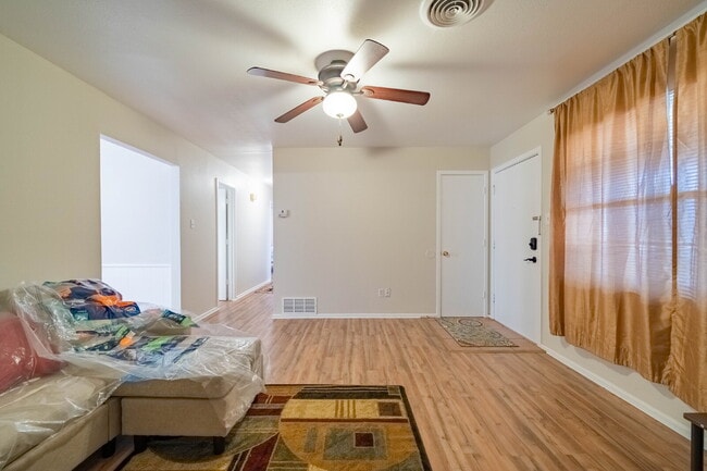 Foto del edificio - Vintage 3 Bedroom Home w/ Large Backyard