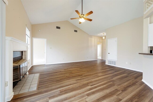 Foto del edificio - 14504 Sandy Side Dr