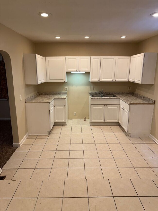 Building Photo - 4bd Single water/sewer included Vouchers Only