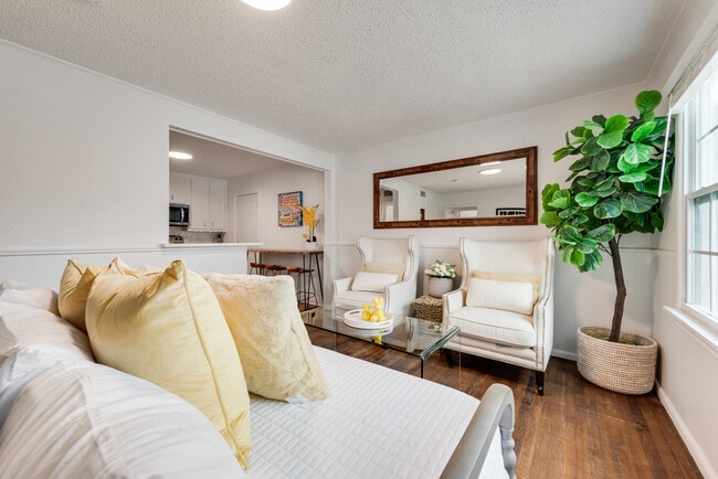 Photo - 202 Pine St House