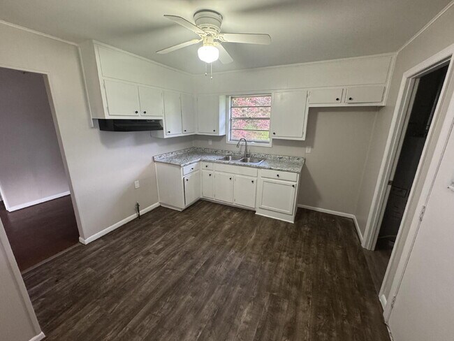Foto del edificio - Updated 3 bed/2 bath with Carport