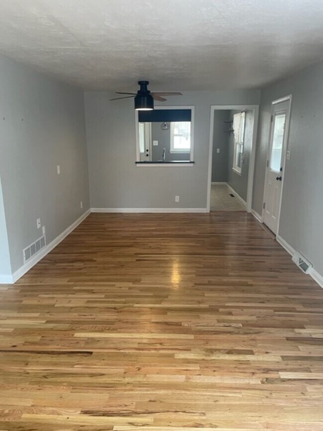 Building Photo - 2 Bedroom - Westside Charmer