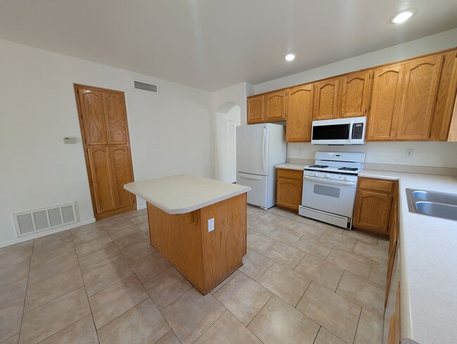 Building Photo - 3 Bedroom 2 Bathroom in Executive Palms Subdivision