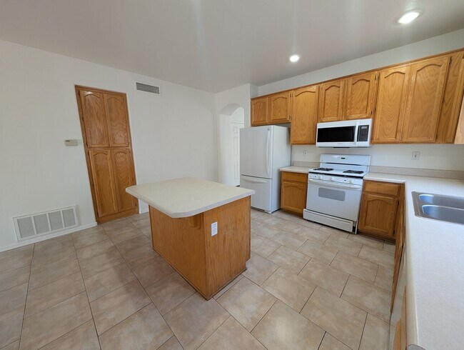 Foto del edificio - 3 Bedroom 2 Bathroom in Executive Palms Subdivision