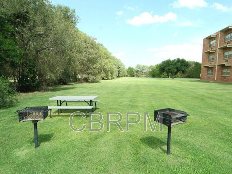 Foto principal - 2601 York Ave