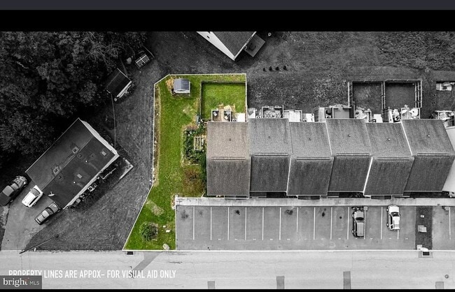 Building Photo - 24 E 9th St