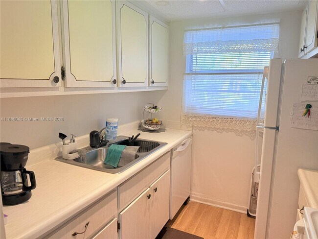 Foto del edificio - 7580 SW 82nd St