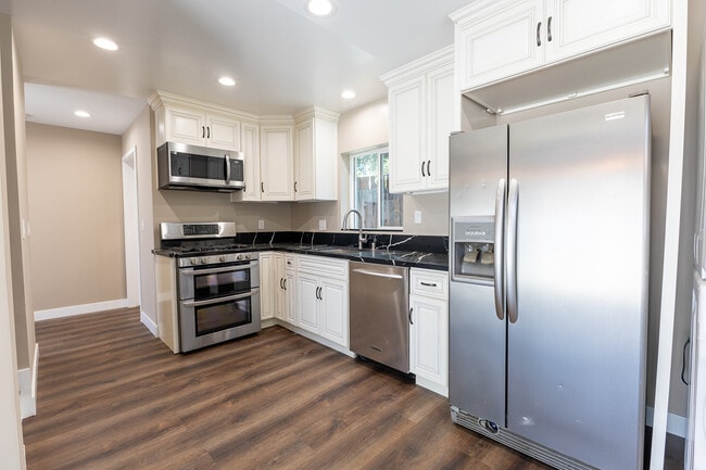 Kitchen with heavy duty cabinetry - 8424 Grenoble St