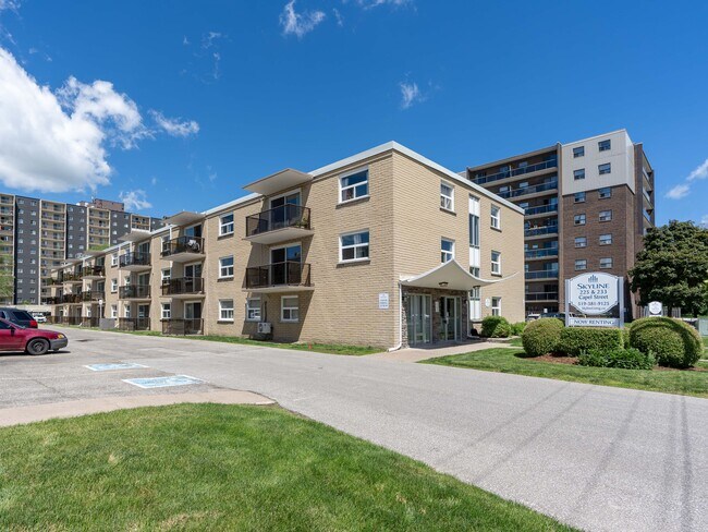 Photo du bâtiment - Kingsway & Queensway Apartments