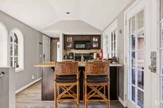 Building Photo - 590 Oak Knoll Cir