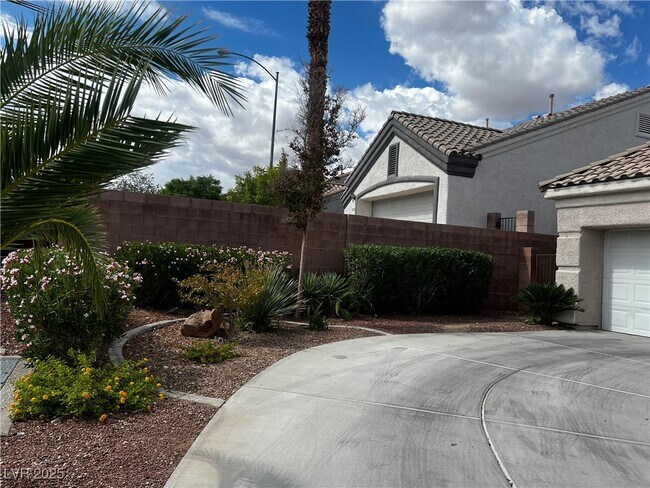 Foto del edificio - 9688 Emeraude Ave