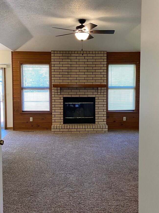 Building Photo - Three bedroom, two bathroom, two car garag...