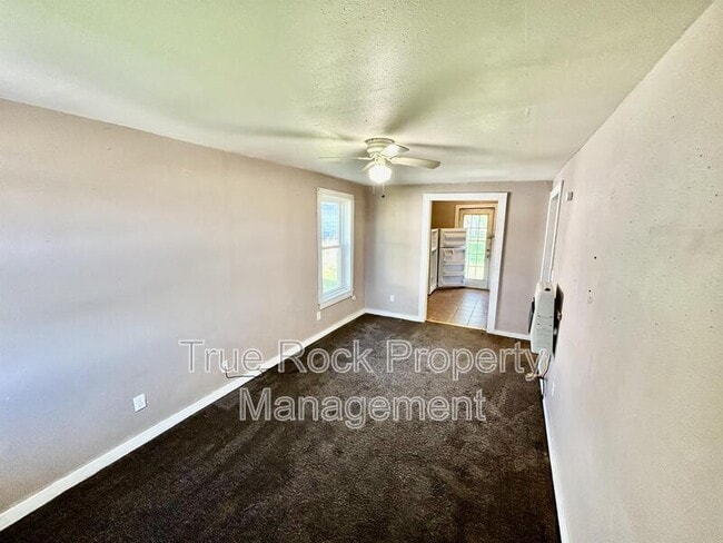 Building Photo - 204 E 2nd