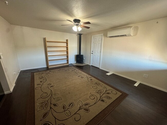 Building Photo - Roseburg 2 bedroom, 1 bath house with garage